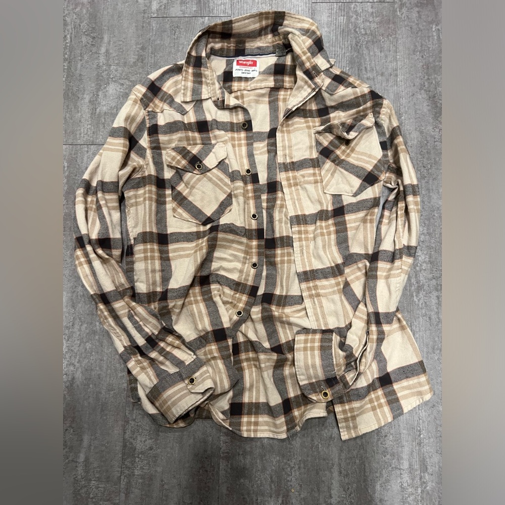Wrangler Men’s Flannel, tan and black.